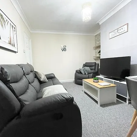 Cosy Home, Family & Contractor Friendly 4 Bedroom Near Leeds Centre, Sleeps 7 Holiday home