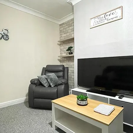 Cosy Home, Family & Contractor Friendly 4 Bedroom Near Centre, Sleeps 7 度假居
