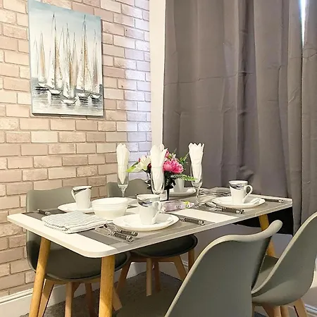 Cosy Home, Family & Contractor Friendly 4 Bedroom Near Centre, Sleeps 7 *