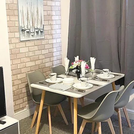 度假居 Cosy Home, Family & Contractor Friendly 4 Bedroom Near Centre, Sleeps 7 利兹