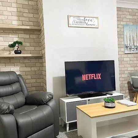 度假居 Cosy Home, Family & Contractor Friendly 4 Bedroom Near Centre, Sleeps 7