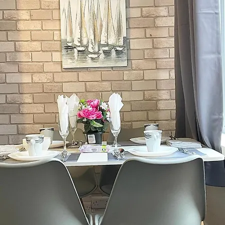 Cosy Home, Family & Contractor Friendly 4 Bedroom Near Centre, Sleeps 7 度假居