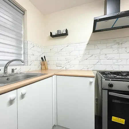 Cosy Home, Family & Contractor Friendly 4 Bedroom Near Centre, Sleeps 7 度假居
