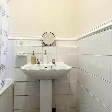 Cosy Home, Family & Contractor Friendly 4 Bedroom Near Centre, Sleeps 7