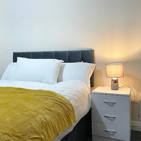 Cosy Home, Family & Contractor Friendly 4 Bedroom Near Centre, Sleeps 7 度假居 *