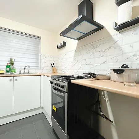 度假居 Cosy Home, Family & Contractor Friendly 4 Bedroom Near Centre, Sleeps 7 利兹