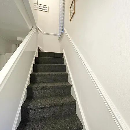Cosy Home, Family & Contractor Friendly 4 Bedroom Near Centre, Sleeps 7 度假居 利兹
