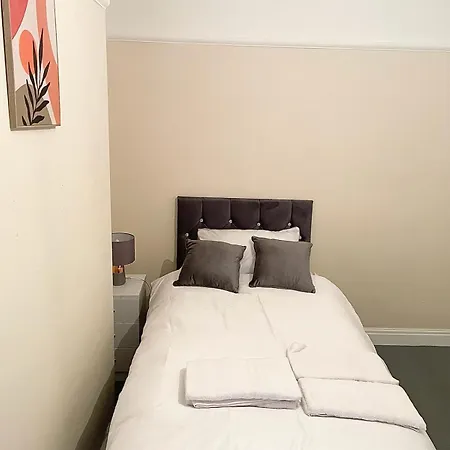 Cosy Home, Family & Contractor Friendly 4 Bedroom Near Centre, Sleeps 7 利兹