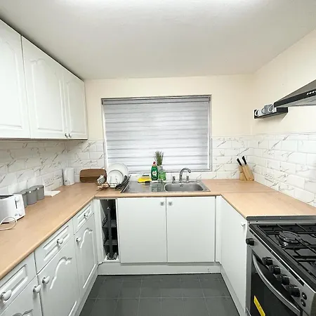 度假居 Cosy Home, Family & Contractor Friendly 4 Bedroom Near Centre, Sleeps 7 *