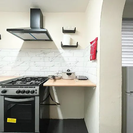 Cosy Home, Family & Contractor Friendly 4 Bedroom Near Centre, Sleeps 7 *