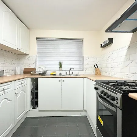 Cosy Home, Family & Contractor Friendly 4 Bedroom Near Centre, Sleeps 7
