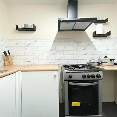 Cosy Home, Family & Contractor Friendly 4 Bedroom Near Centre, Sleeps 7 度假居 *