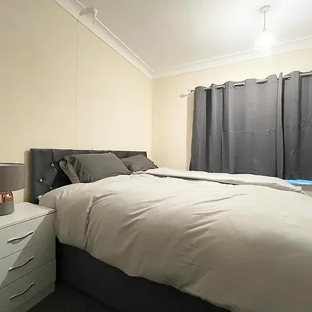 度假居 Cosy Home, Family & Contractor Friendly 4 Bedroom Near Centre, Sleeps 7 利兹