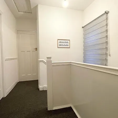 Cosy Home, Family & Contractor Friendly 4 Bedroom Near Centre, Sleeps 7 利兹