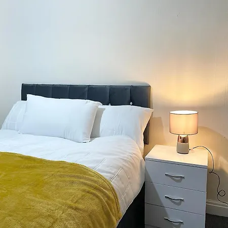 Cosy Home, Family & Contractor Friendly 4 Bedroom Near Leeds Centre, Sleeps 7 *