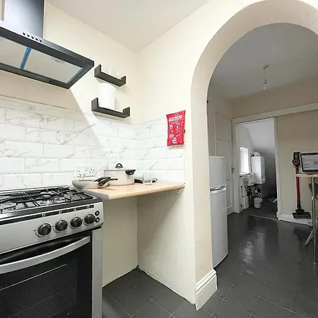 度假居 Cosy Home, Family & Contractor Friendly 4 Bedroom Near Centre, Sleeps 7 利兹