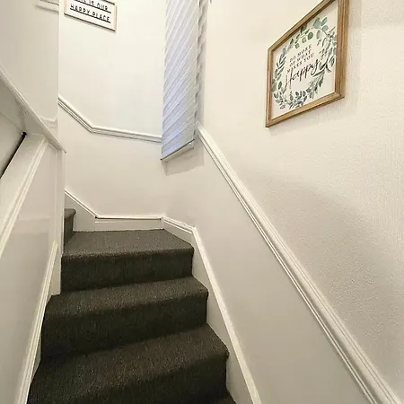 度假居 Cosy Home, Family & Contractor Friendly 4 Bedroom Near Centre, Sleeps 7