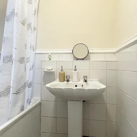 Cosy Home, Family & Contractor Friendly 4 Bedroom Near Centre, Sleeps 7 度假居