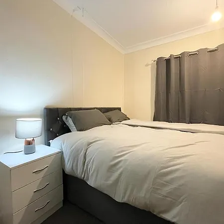 Cosy Home, Family & Contractor Friendly 4 Bedroom Near Centre, Sleeps 7 *
