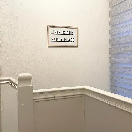 Cosy Home, Family & Contractor Friendly 4 Bedroom Near Centre, Sleeps 7 度假居 *