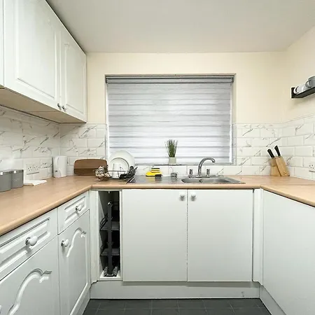 Cosy Home, Family & Contractor Friendly 4 Bedroom Near Centre, Sleeps 7 度假居 利兹