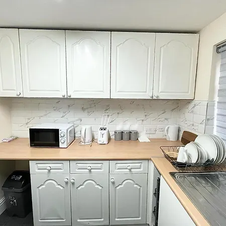 Cosy Home, Family & Contractor Friendly 4 Bedroom Near Leeds Centre, Sleeps 7 Leeds (West Yorkshire)